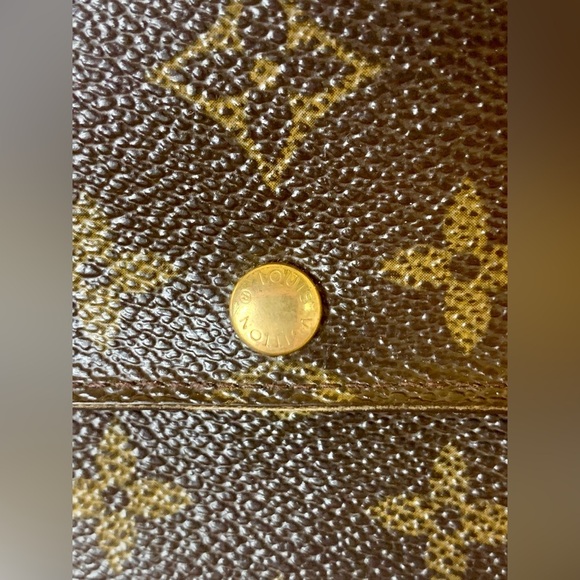 SOLD!! Additional pics!📸Louis Vuitton Monogram Sarah Bifold Long Wallet w/ Chain - Picture 9 of 13